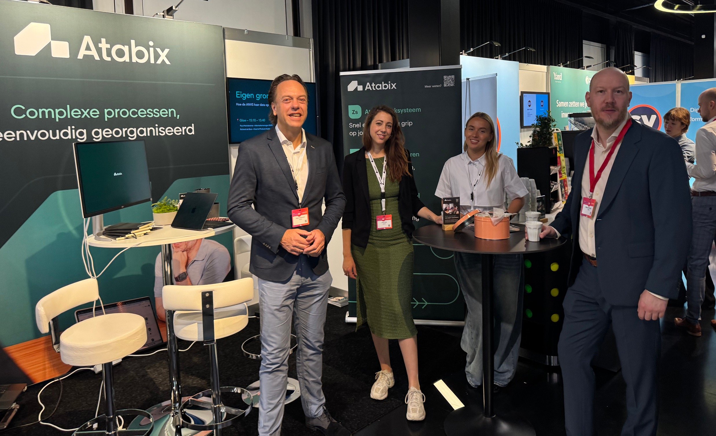 Van links naar rechts: collega's Peter, Jody, Noortje en Maurice bij de Atabix-stand.