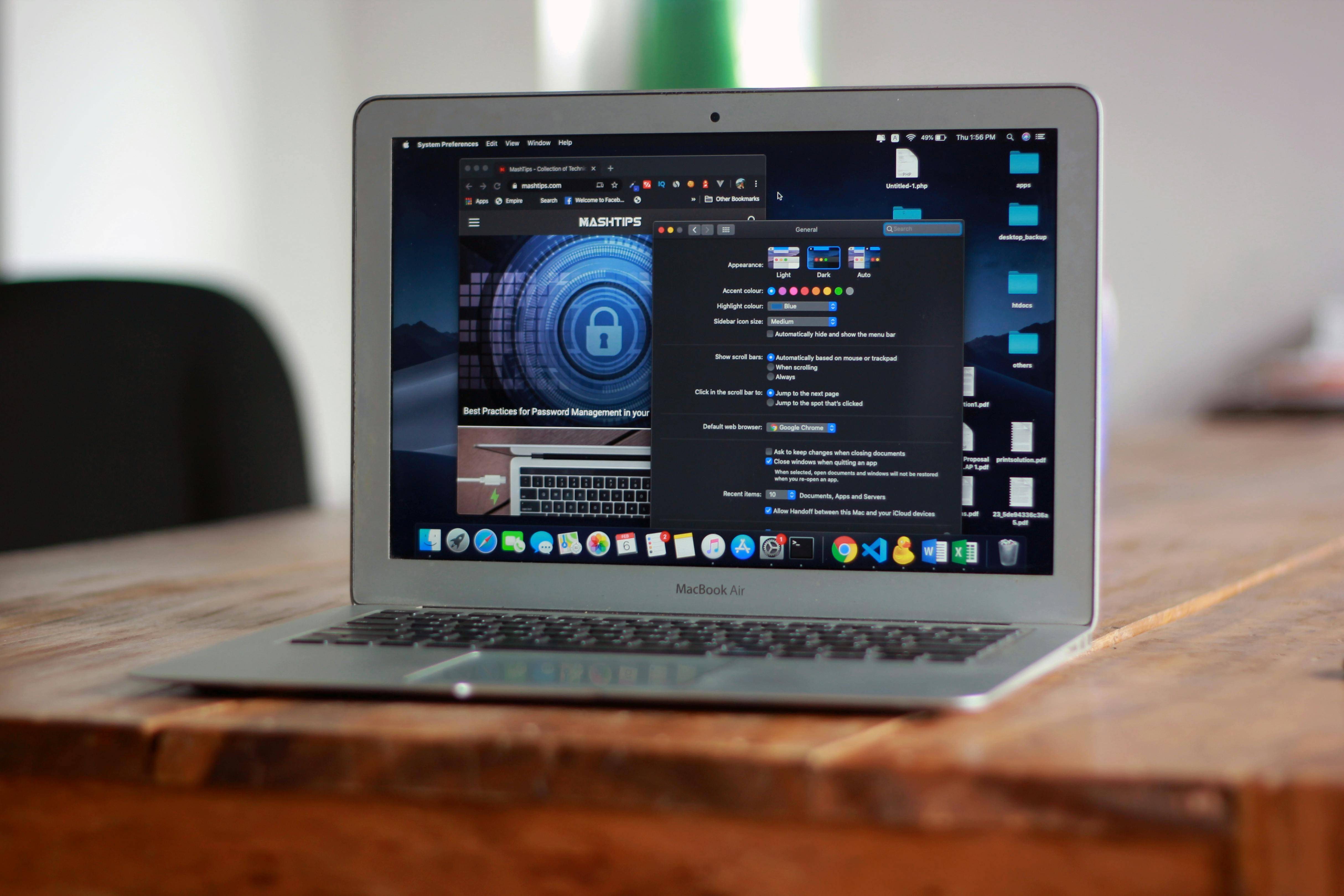 Laptop geopend op tafel, instellingen scherm en wachtwoordbeveiliging